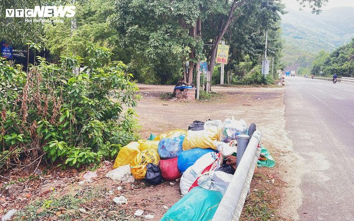 Rác của một số nhà hàng kinh doanh ăn uống tại khu vực 1, phường Ghềnh Ráng (TP Quy Nhơn) thải ra đã nhiều ngày mà không được thu gom.