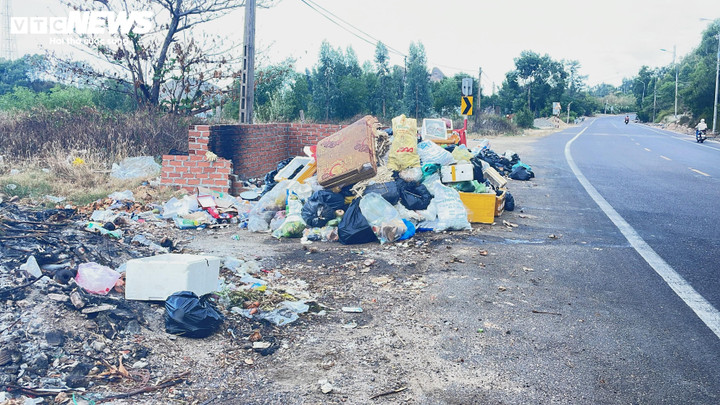Rác không được thu gom xử lý tràn ra đường, gây mất mỹ quan, ô nhiễm môi trường.