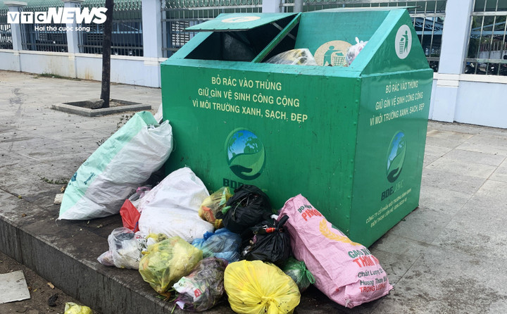 "Bỏ rác vào thùng" nhưng rác vẫn ngoài thùng mặc dù thùng rác chưa đầy. (Ảnh chụp tại phường Quang Trung, TP.Quy Nhơn).