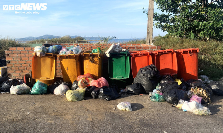 Có thùng rác, có hố rác nhưng rác vẫn tràn ra đường. (Ảnh chụp tại phường Ghềnh Ráng, TP Quy Nhơn).