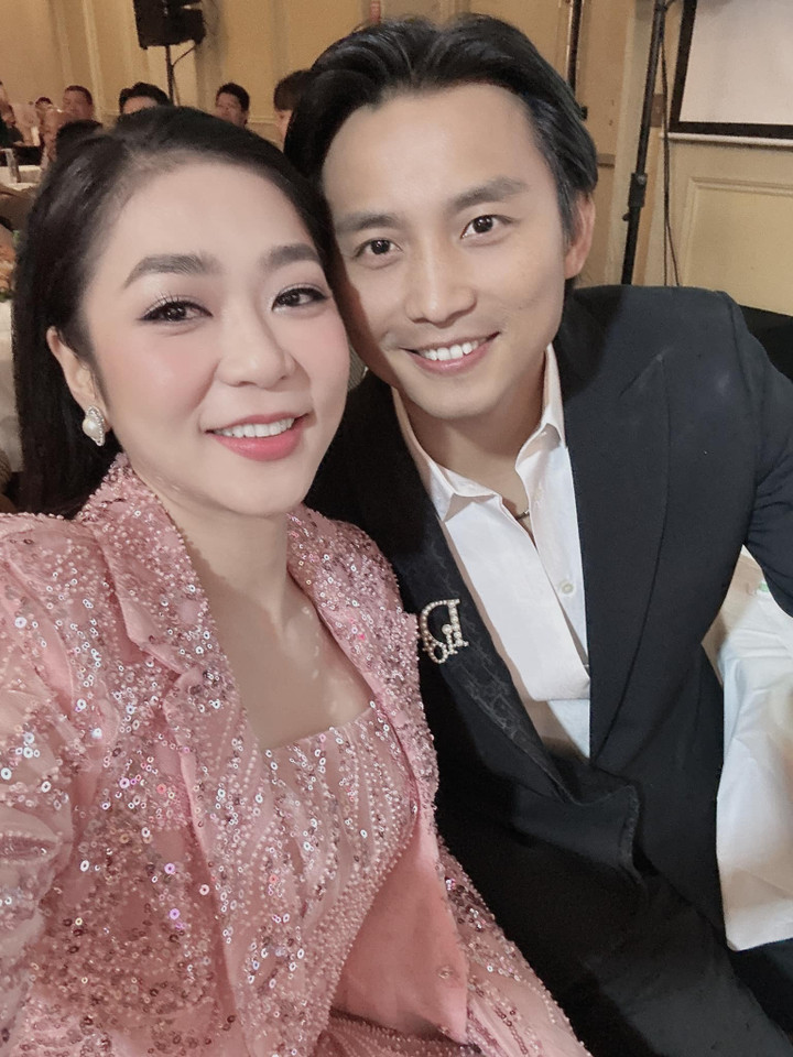 Hà Thanh Xuân rạng rỡ bên đồng nghiệp trong show diễn mới.