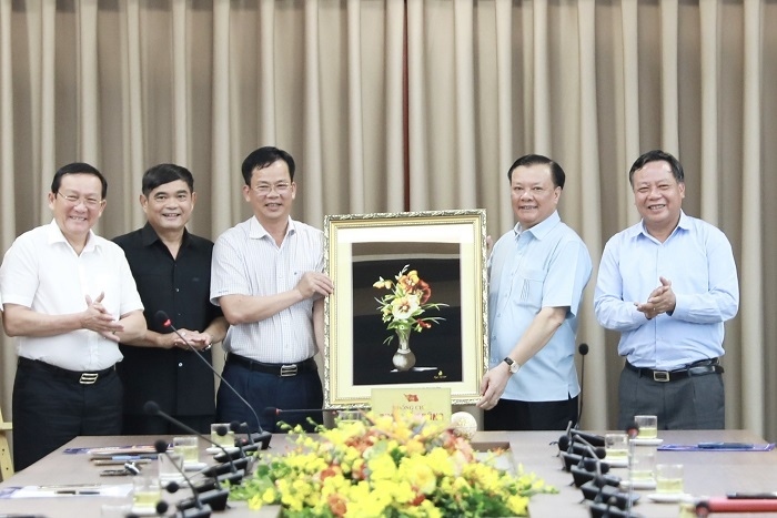 Lãnh đạo huyện Lâm Hà tặng quà cho lãnh đạo Thành ủy Hà Nội. (Ảnh: Hanoi.gov.vn).