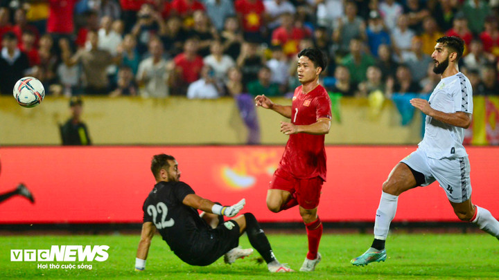 Công Phượng ghi bàn mở tỉ số.