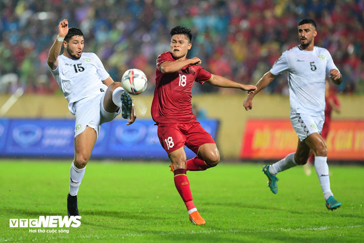 Trận đấu diễn ra quyết liệt. Ảnh: Đắc Huy.