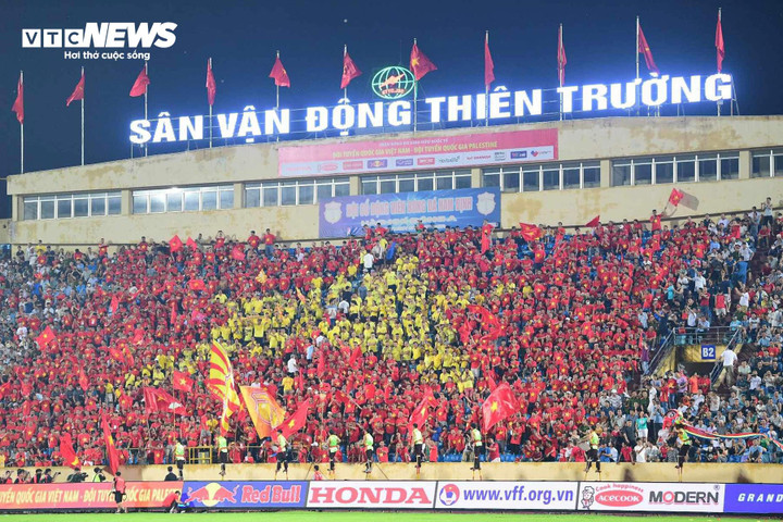 Khán đài sân Thiên Trường rộn ràng như thường lệ. (Ảnh: Đắc Huy)