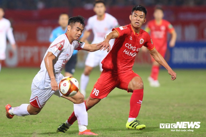 Giáp Tuấn Dương (áo đỏ) nhiều khả năng được chọn thay thế Đoàn Văn Hậu trong trận đấu giữa đội tuyển Việt Nam và Palestine.