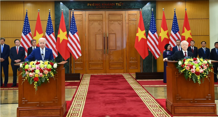 Tổng thống Mỹ Joe Biden và Tổng Bí thư Nguyễn Phú Trọng tại họp báo công bố thiết lập quan hệ Đối tác Chiến lược Toàn diện.