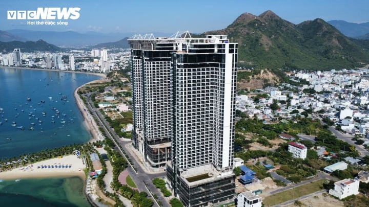 Dự án Trung tâm Bến du thuyền Hoàng Gia (Swisstouches La Luna Resort) do Công ty Cổ phần Khách sạn Bến du thuyền (Marina Hotel) làm chủ đầu tư với tổng mức đầu tư gần 2.421 tỷ đồng tại phường Vĩnh Hòa (TP Nha Trang).