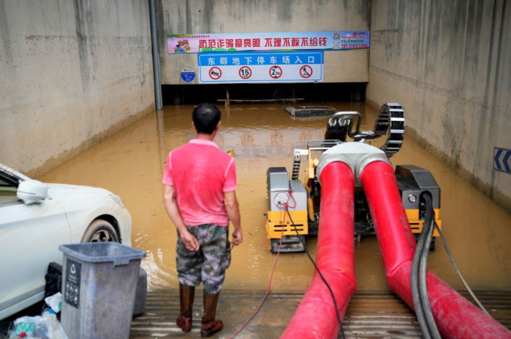Nước ngập gần chạm trần một hầm đỗ xe ở ở thị trấn Tangxia, Đông Quan, tỉnh Quảng Đông, Trung Quốc. (Ảnh: Reuters)