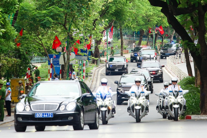 Đoàn xe Tổng thống Mỹ ra Sân bay Quốc tế Nội Bài để rời Việt Nam.