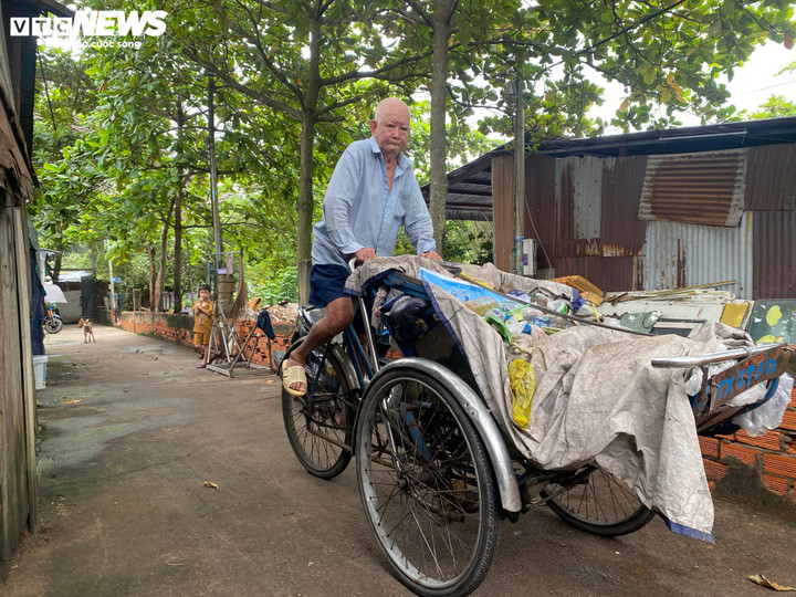 Chiều về, ông Hai lủi thủi đạp xích lô rong ruổi khắp các tuyến đường để mưu sinh.