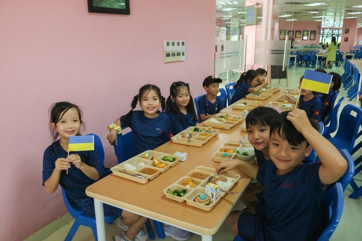 Trong môi trường học tập với bạn bè đến từ khắp năm châu, học sinh TH School được bồi đắp phong thái tự tin, bản lĩnh, vững vàng trên con đường trở thành công dân toàn cầu.