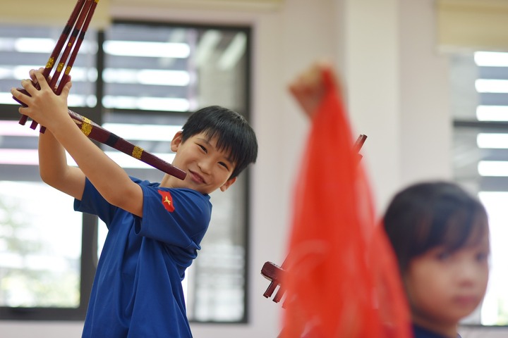 Tại TH School, các bạn học sinh không chỉ chăm học các bộ môn lý thuyết mà còn nuôi dưỡng niềm đam mê đối với các bộ môn nghệ thuật. Chương trình học của TH School kết hợp nhuần nhuyễn giữa 80% là chương trình chuẩn Quốc tế và 20% tinh hoa Việt Nam, trong đó nổi bật là bộ môn Biểu diễn Nghệ thuật Việt Nam và Việt Nam học.