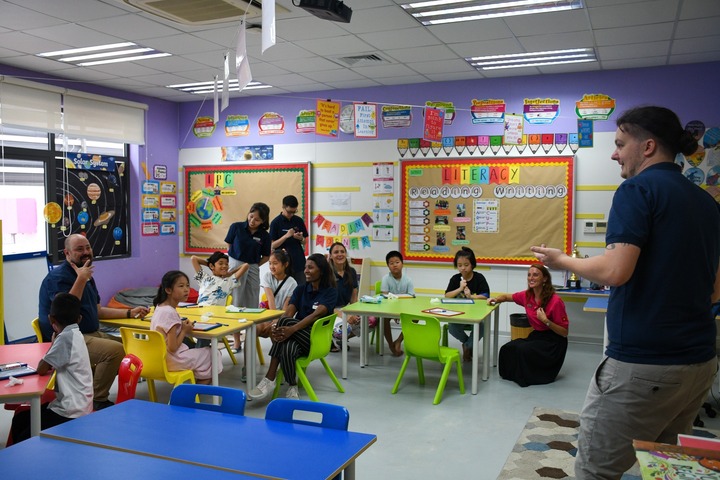 Nói về môi trường đa văn hóa, không thể không kể đến đội ngũ giáo viên quốc tế TH School với hơn 100 thầy cô đến từ 14 quốc gia trên thế giới. Các thầy, cô giáo chính là nhân tố quan trọng đồng hành cùng các học sinh, tạo nên một TH School với môi trường cởi mở, sẻ chia, qua đó tạo điều kiện cho các em phát triển.