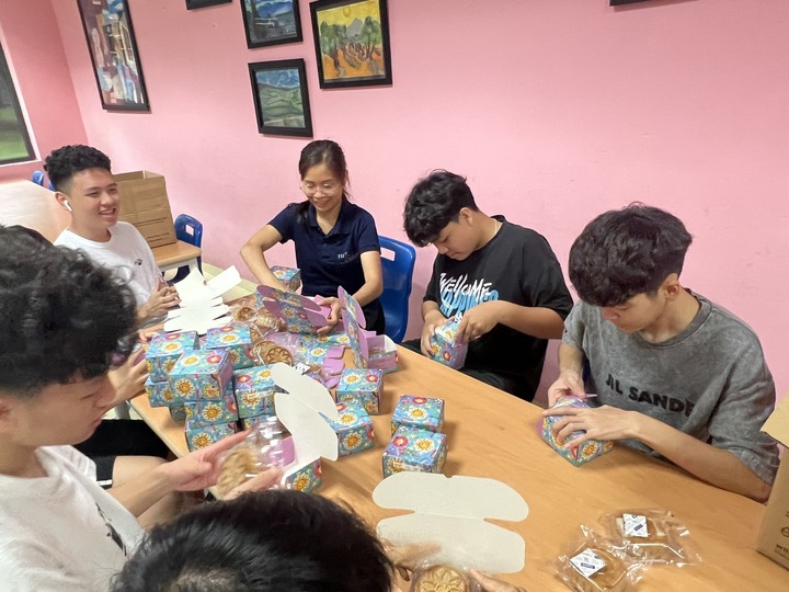 Không chỉ là môi trường để các em giao lưu văn hóa đa quốc gia, TH School có nhiều hoạt động nhằm nuôi dưỡng và tôn vinh văn hóa, bản sắc Việt Nam cho cả học sinh Việt Nam và quốc tế. Vừa qua, trường đã tổ chức hoạt động hỗ trợ Bếp trường làm bánh Trung thu, giúp các em học sinh từ 5 châu lục kết nối với nền văn hóa Việt Nam hơn.
