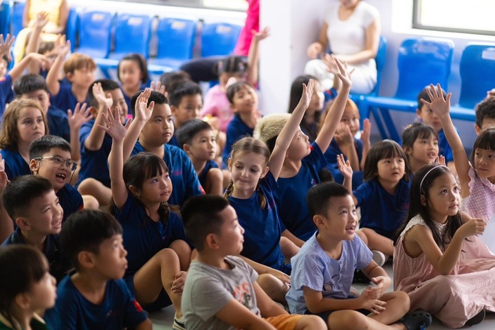 Để tạo ra những trải nghiệm tuyệt vời cho các em, TH School tổ chức tất cả các ngày Quốc khánh của cộng đồng đa quốc tịch tại trường. Bếp ăn được trang hoàng theo màu cờ của quốc gia, treo lá quốc kỳ của đất nước nhân dịp ngày Quốc khánh. Trong ngày mỗi ngày quốc khánh, hương vị quê nhà được tái hiện thông qua món ăn truyền thống, các em học sinh sẽ có những trải nghiệm vô cùng đáng nhớ khi tận hưởng hương vị đa dạng của những nền văn hóa khác nhau, qua bàn tay khéo léo của các đầu bếp TH School.