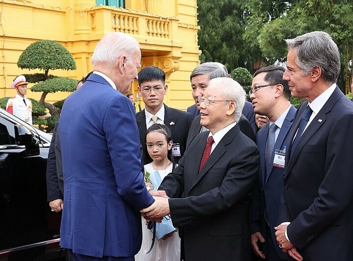 Tổng Bí thư Nguyễn Phú Trọng bắt tay Tổng thống Joe Biden. (Ảnh: TTXVN)