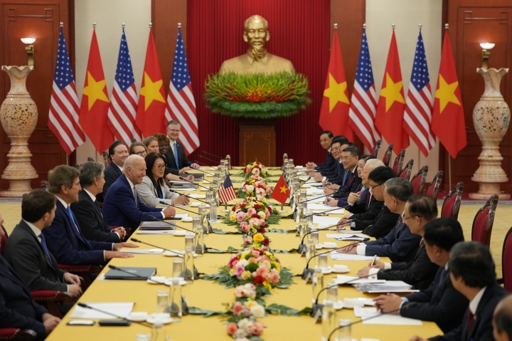 Tổng Thống Mỹ Joe Biden và Tổng Bí thư Nguyễn Phú Trọng hội đàm cùng phái đoàn hai bên.