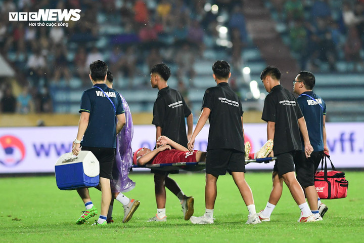 Việt Hưng rời sân bằng cáng. Ảnh: Đắc Huy.