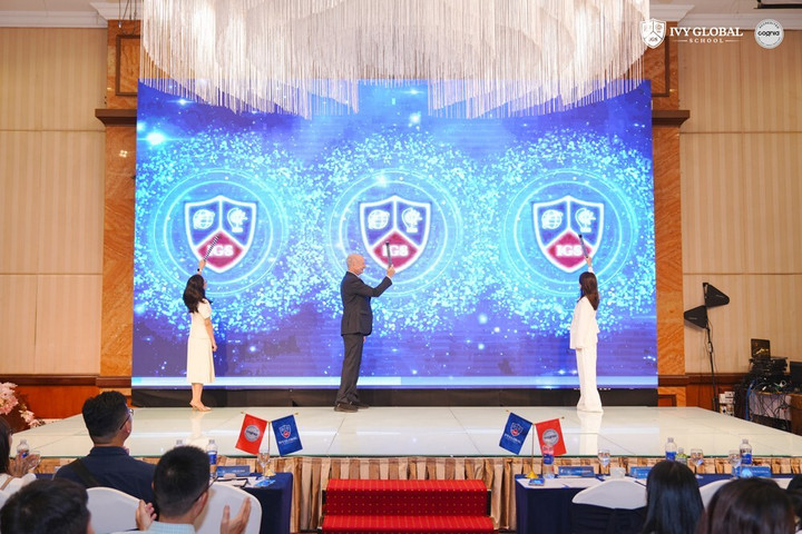 Lãnh đạo trường thực hiện nghi thức đánh trống khai giảng năm học.