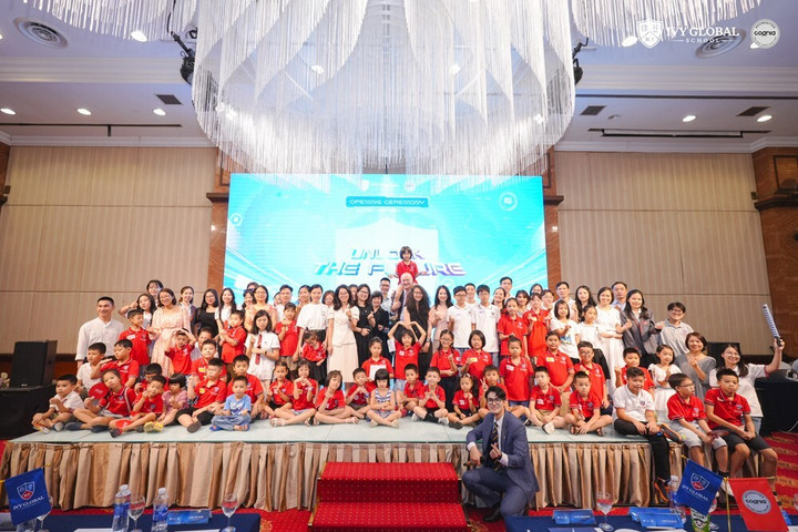 Học sinh và thầy cô Ivy Global School hào hứng chào đón năm học mới.