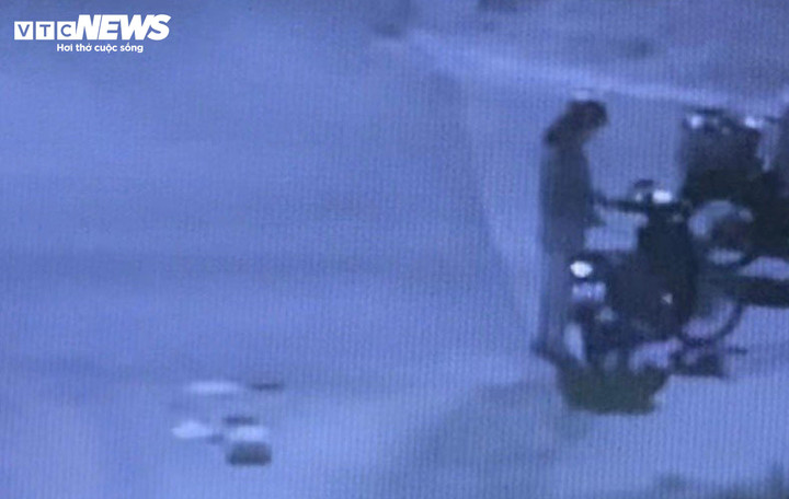 Bóng dáng người phụ nữ có liên quan đến vụ tai nạn được camera ghi lại trước khi rời khỏi hiện trường. (Ảnh: Công Quang)