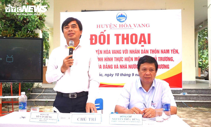 Ông Tô Văn Hùng, Bí thư huyện Hòa Vang, Đà Nẵng trả lời phụ huynh tại buổi đối thoại sáng 10/9.