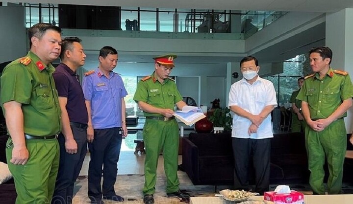 Năm 2022, Công an Đồng Nai công bố lệnh bắt giữ Quách Văn Đức, nguyên là Tổng giám đốc, nguyên Chủ tịch HĐQT Tổng Công ty Tín Nghĩa. (Ảnh: Công an Đồng Nai)