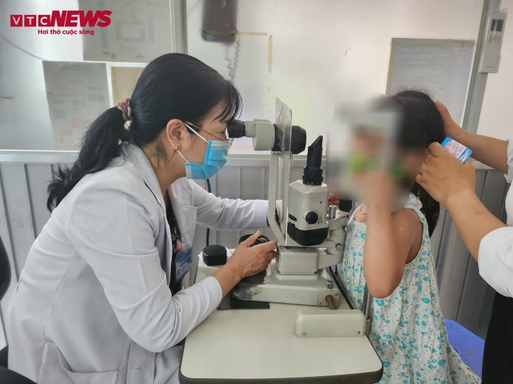 Sở GD&ĐT TP.Hồ Chí Minh đòi hỏi nên tổ chức triển khai trị khuẩn nếu như trị hiện nay học viên bị đau nhức đôi mắt đỏ hỏn.