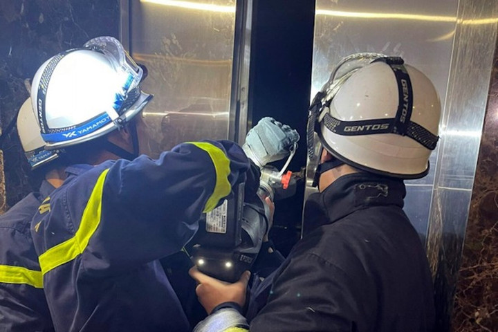 Cảnh sát PCCC&CNCH giải cứu người bị mắc kẹt bên trong.