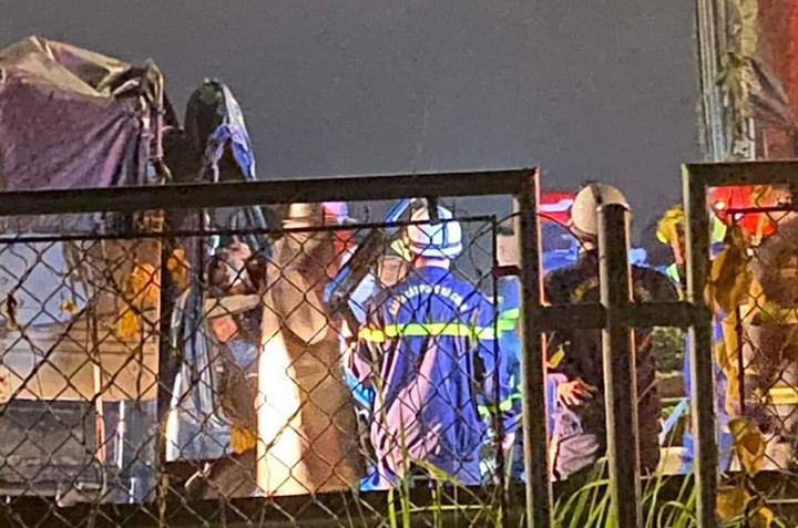 Lực lượng chức năng có mặt tại hiện trường vụ tai nạn. (Ảnh: H.M).