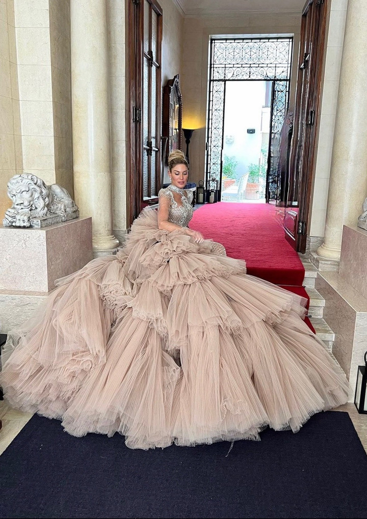 Hofit Goland – MC truyền hình, nhà sản xuất kiêm doanh nhân diện chiếc đầm mang đậm phong cách lãng mạng cổ điển lộng lẫy, xuyên thấu và phom dáng corset đặc trưng của NTK Phạm Đăng Anh Thư.