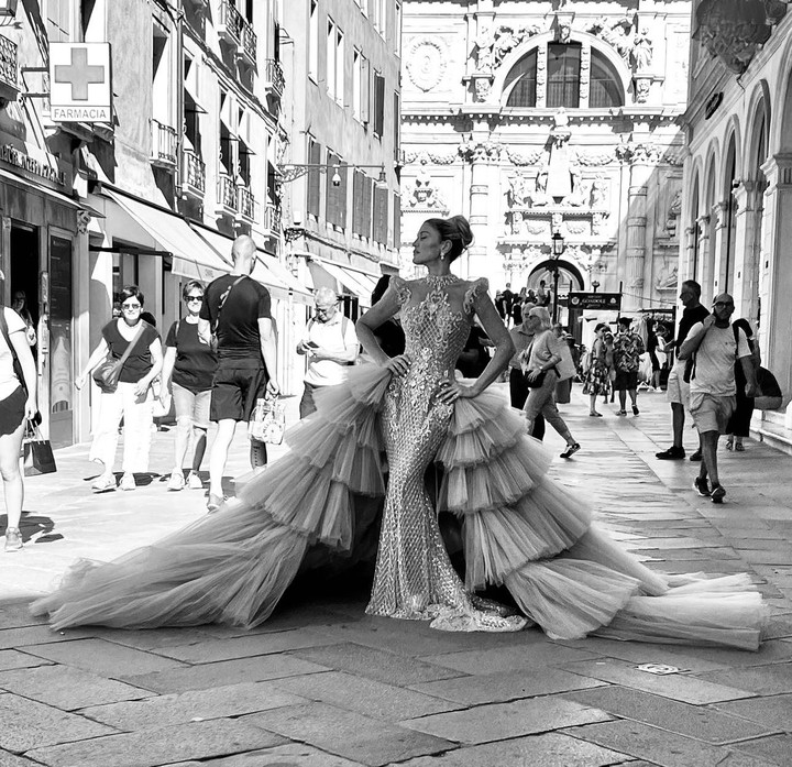 Hofit Goland tỏa sáng trên đường phố Venice.