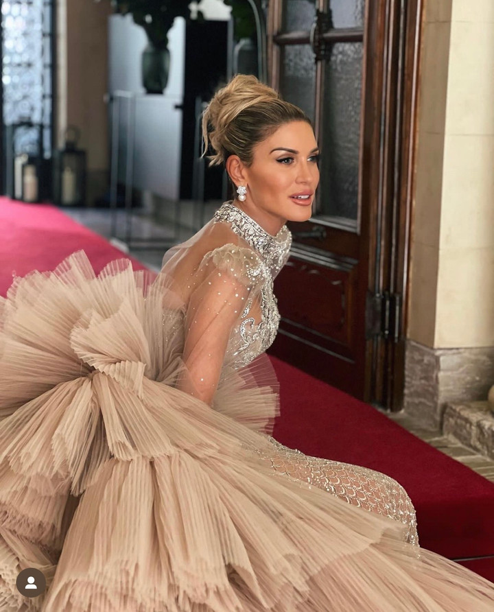 Người đẹp với 3.5 triệu người theo dõi trên Instagram trông thật quyền lực và yêu kiều với thiết kế cầu vai tôn cao cùng đuôi cá xếp bồng bềnh tỉ mỉ. Cách bớt tóc cao cùng thần thái sang chảnh của cô đã hút hàng nghìn ánh mắt của giới mộ điệu.