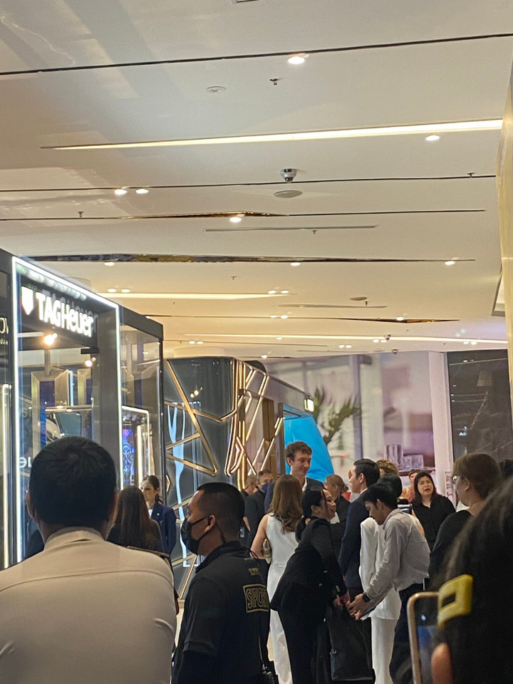 Frédéric Arnault, bạn trai tin đồn của Lisa cũng có mặt tại Thái Lan để tham dự một sự kiện khai trương.