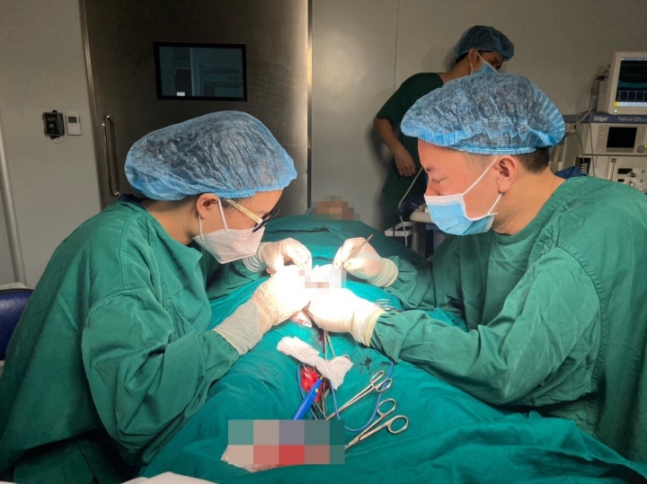 Các bác bỏ sĩ tiến hành vi phẫu thuật phẫu thuật tinh anh trả thám thính tinh dịch mang đến anh D. (Ảnh: BSCC)