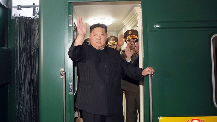 Nhà lãnh đạo Triều Tiên Kim Jong Un vẫy tay chào khi lên tàu từ Bình Nhưỡng đến thăm Nga. (Ảnh: KCNA)