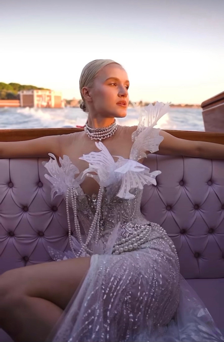 Điểm nhấn tựa cánh bướm trên ngực, vai cùng chuỗi hạt buông lơi tạo cảm giác chuyển động trong mỗi bước đi của Polina.