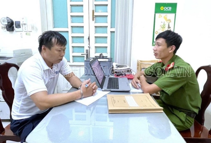 Cơ quan CSĐT Công an Đồng Nai đang lấy lời khai Nguyễn Tiến Lưu. (Ảnh: Công an Đồng Nai)