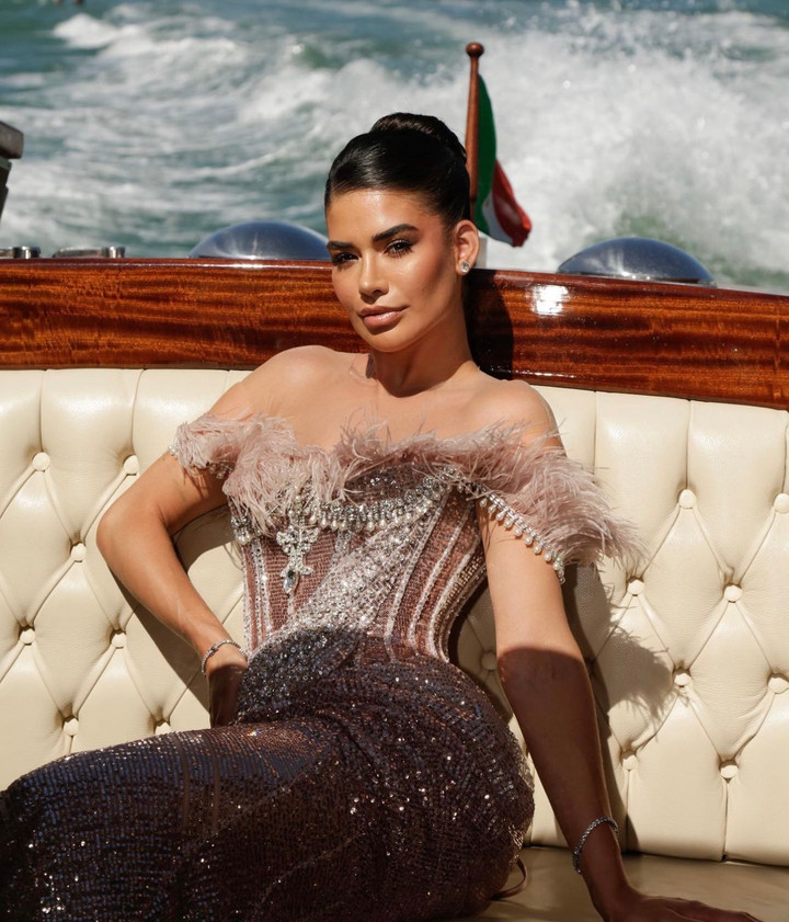 Màu sắc của chiếc váy đã làm tôn lên vẻ khỏe khoắn, tràn đầy năng lượng của mỹ nhân da mầu có hơn 1.3 triệu người theo dõi trên mạng xã hội.