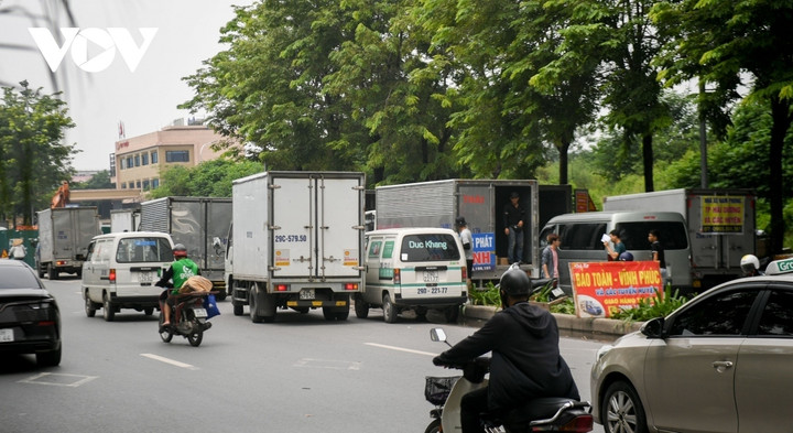 Hàng trăm xe tải chiếm dụng hết lòng đường, vỉa hè để làm nơi trung chuyển hàng hóa.