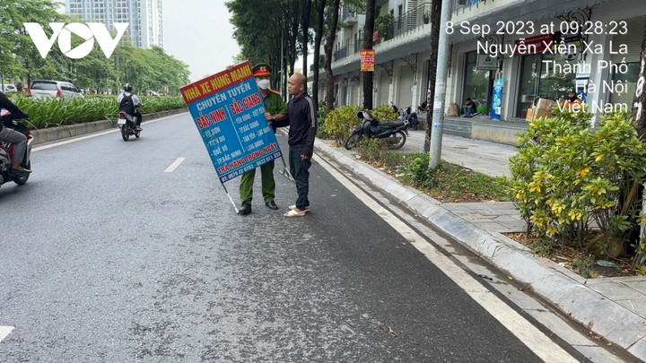 Công an phường Đại Kim (Hoàng Mai, Hà Nội) tuần tra đảm bảo trật tự an toàn giao thông trên tuyến.