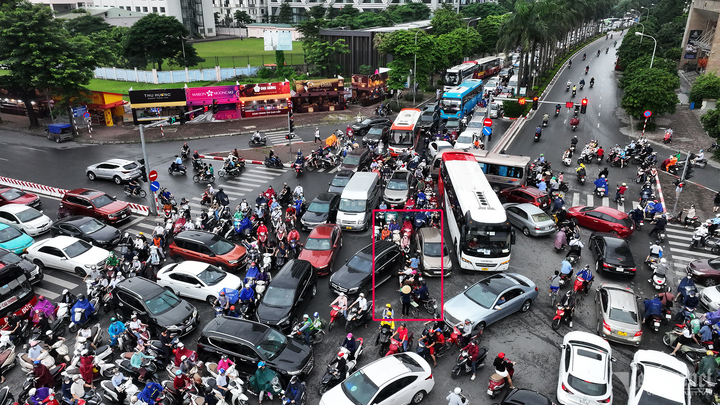Trong ảnh, người đi xe máy len vào bất cứ khe hở nào để tìm lối thoát qua ngã tư đang rối loạn.