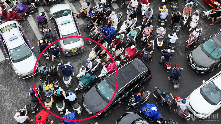 Phần lớn người điều khiển xe máy thường thấy trống chỗ nào phóng vào chỗ đó. Nhiều tài xế bực mình chửi thề vì vừa nhấn thêm ga để rẽ sang đường bỗng dưng bị một vài người đi xe máy cắt ngang đầu chặn lại khiến những chiếc ô tô tự dưng buộc phải nằm im giữa ngã tư.