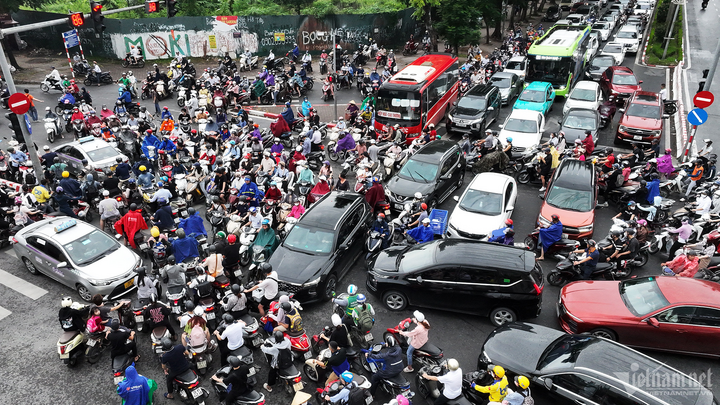 Việc phải dừng chờ đèn tín hiệu vào giờ đi làm buổi sáng phía sau hàng trăm phương tiện khác khiến nhiều người đi xe máy sốt ruột. Họ thường không chịu đợi mà phải chen lên cho nhanh. Trong ảnh, khi hướng đường Lê Đức Thọ đèn chưa kịp chuyển màu đỏ, những người từ phố Hàm Nghi đã vội băng lên lao qua, cùng lúc đó hai hướng còn lại cũng phóng và rẽ vào các chỗ trống, dẫn đến tình cảnh xe nọ chắn xe kia, đi không nổi. Rơi vào tình cảnh này, những người muốn nghiêm chỉnh chấp hành luật giao thông cũng không dễ.
