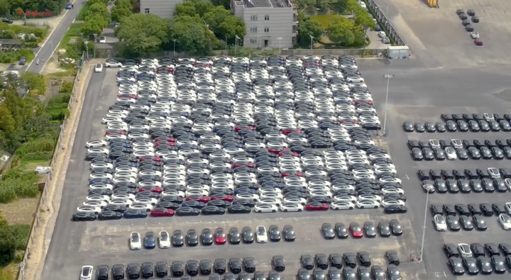 Cận cảnh hàng trăm chiếc Tesla Model 3 phiên bản Highland chuẩn bị được bán ra thị trường.