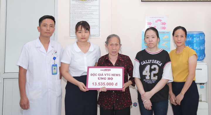 Bà Luật nhận tiền ủng hộ trước sự chứng kiến của lãnh đạo khoa Phục hồi chức năng.