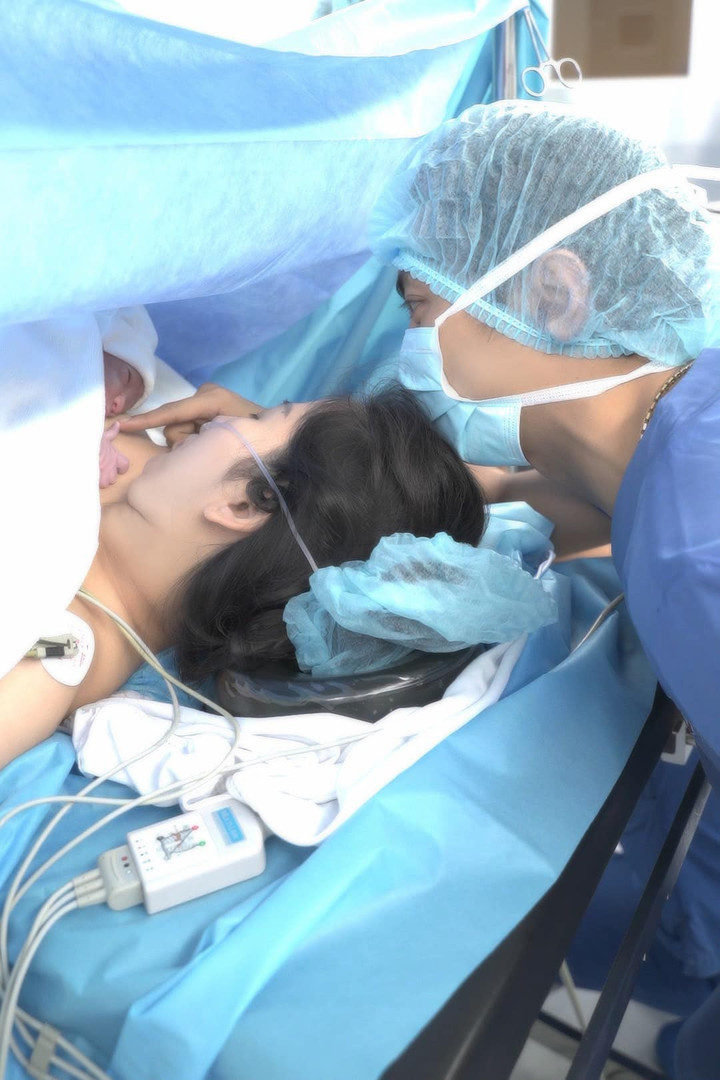 Khánh Thi tiết lộ khi em bé kề áp ngực mẹ là lúc cô và ông xã vỡ oà cảm xúc.