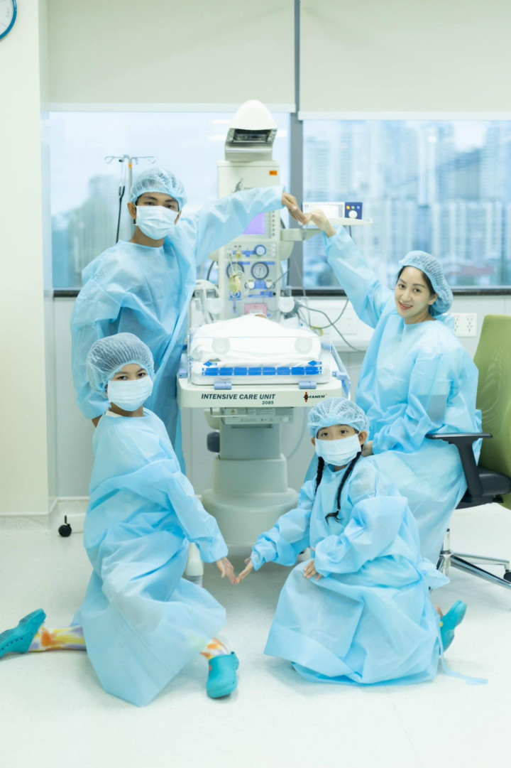 Gia đình Khánh Thi Phan Hiển hạnh phúc đón thêm thành viên mới.