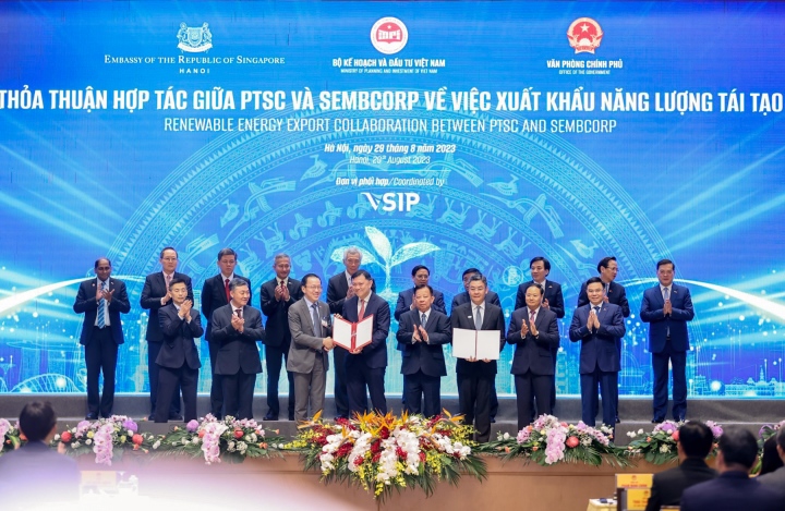 Trước sự chứng kiến của Thủ tướng Việt Nam và Singapore, Liên danh PTSC - Sembcorp được trao giấy phép khảo sát các dự án năng lượng tái tạo ngoài khơi.